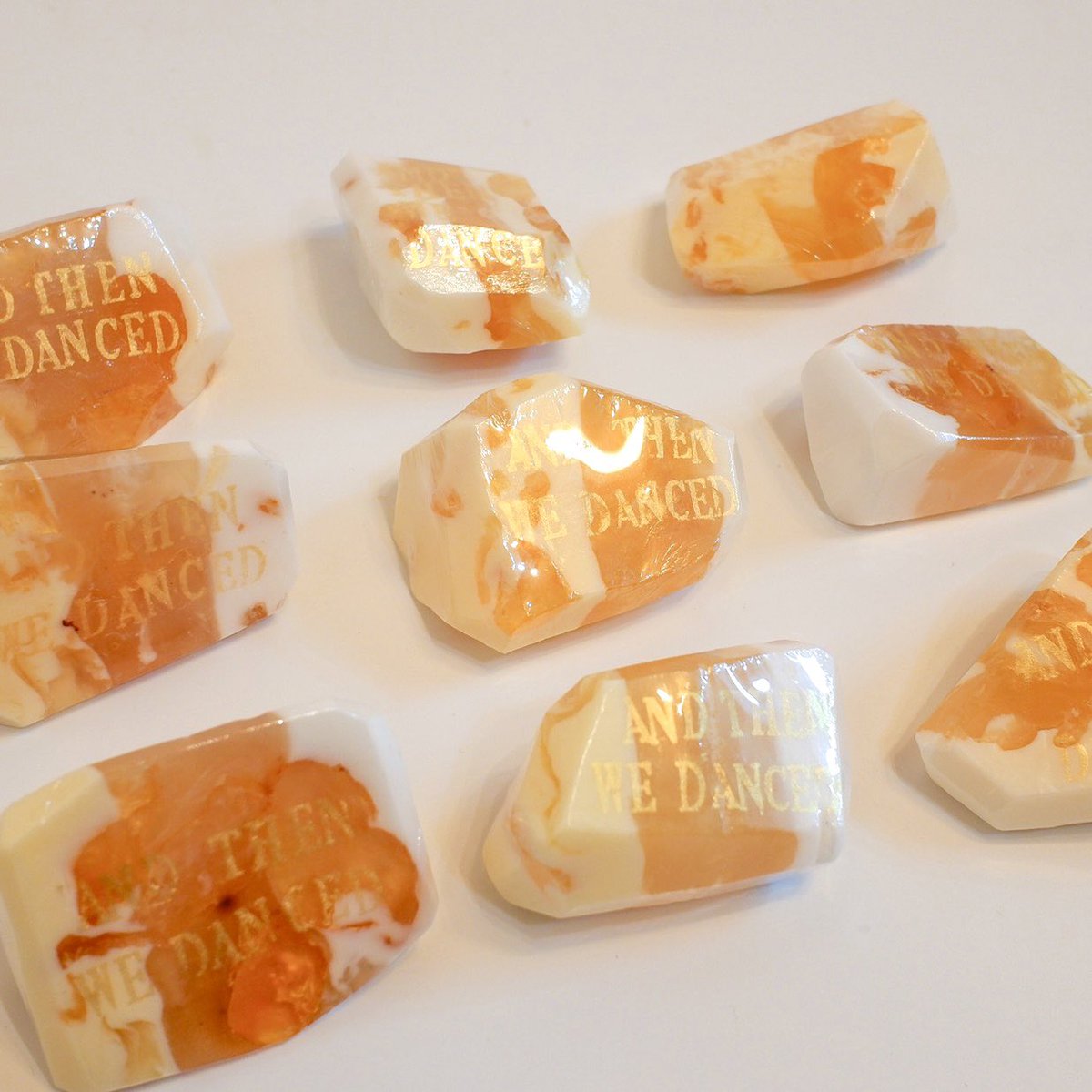 #그리고우린춤을추었다 #ANDTHENWEDANCED 영화 <그리고 우린 춤을 추었다> X 오키프 탄생석 비누 #오키프 만의 오렌지빛 비누와 🧡꿈과 사랑을 향해...