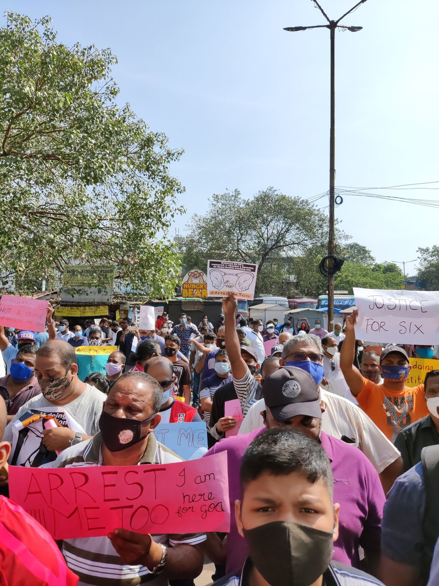 CadenFernandes7's tweet photo. The protests continued today at the Margao Police station to protest against the FIRs filed against the 6, the people then protested to file a counter FIR!
#ArrestMeToo #GoyantKollsoNaka #GoenchoEkvott #IndiaWithGoa
@Savemollem #savemollem
@AmithaBala @fayedsouza https://t.co/aqFqZXDGv4