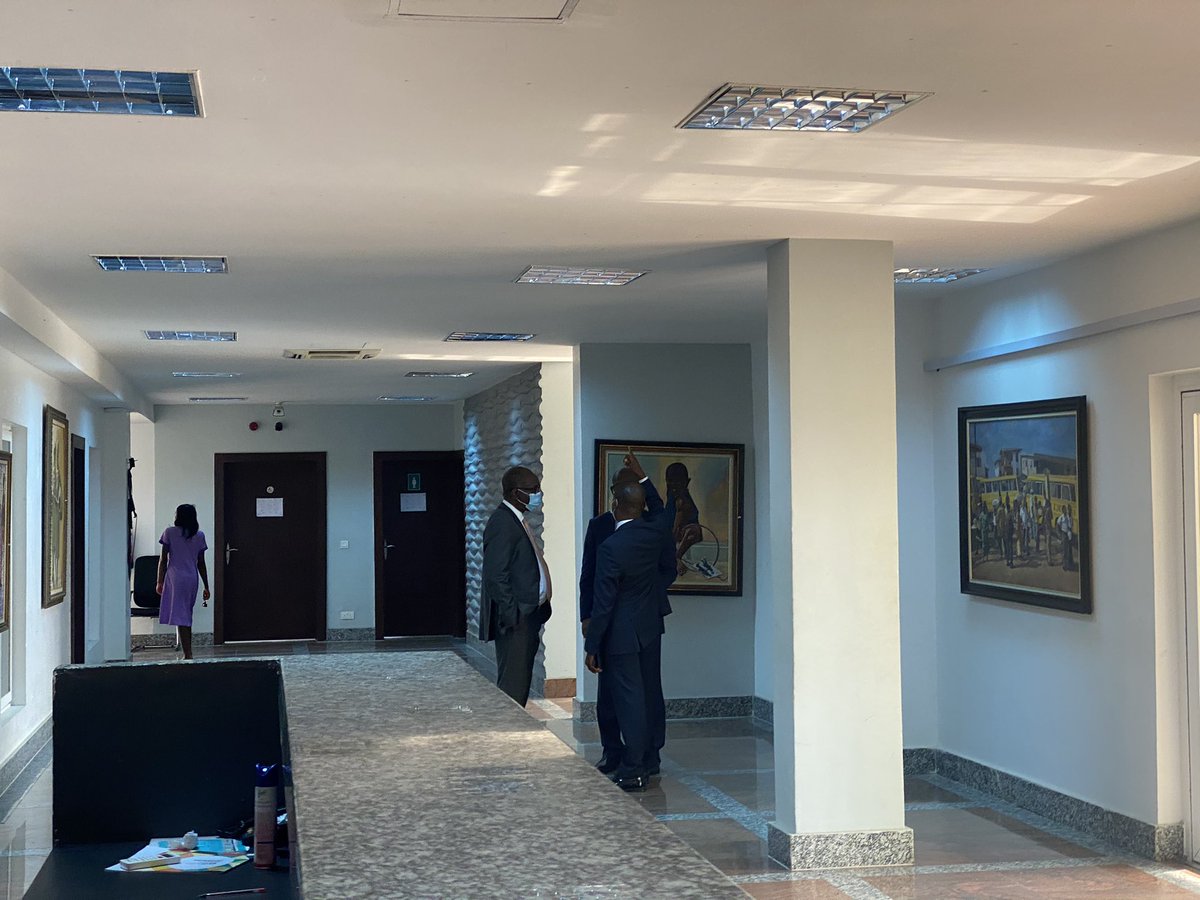 10:15 At the Lagos State  #EndSARS   Judicial Panel of Enquiry.It looks like LCC will be cross examined today. I’ve seen the two legal teams of Mr. O and his boys, and the LCC, huddled outside. I got here on time alright, but registrar and I had a fight about where I should sit.  https://twitter.com/editieffiong/status/1330075378543714308