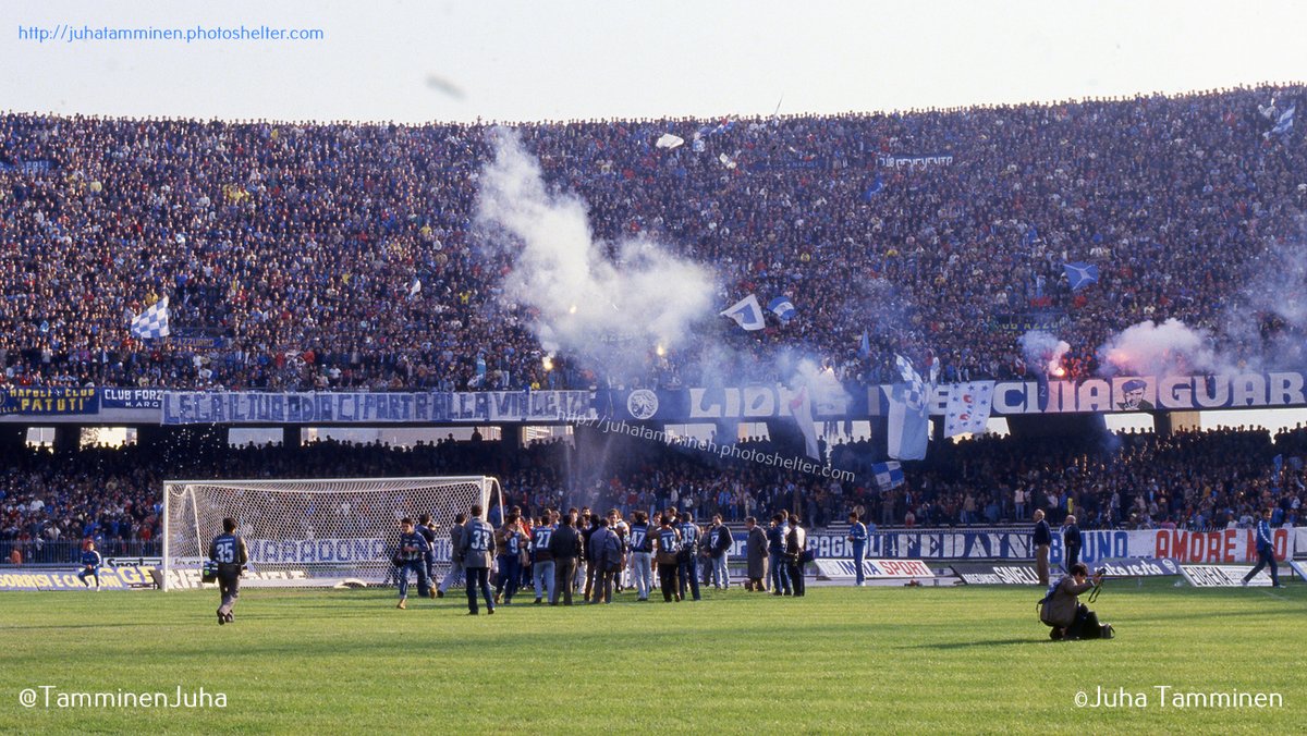 TamminenJuha's tweet photo. Tifosi del Napoli, 24 novembre 1985 #Napoli #SSCNapoli #CalcioNapoli #tifosi #CommandoUltra #BlueTiger #Ultras #Maradona #DIegoMaradona #HastaSiempreDiego https://t.co/ZMXWsPJ2jX