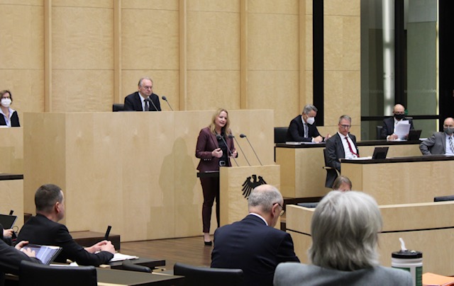 Die saarländische Bildungsministerin <a href="/ChristineClivot/">Christine Streichert-Clivot</a> hat heute im #Bundesrat für den Ausbau von Ganztagsangeboten für #Grundschulkinder geworben.  #Ganztagsfinanzierungsgesetz  @BMFSFJ 
<a href="/MBK_Saar/">MBK_Saar</a> 

Videolink zur Rede:
bundesrat.de/DE/service/med…