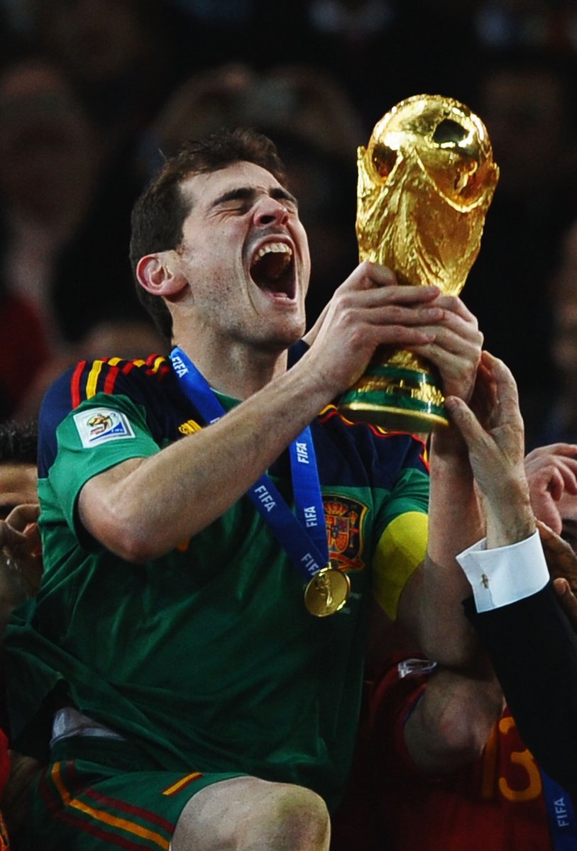 MPlusDeportes's tweet photo. Te hemos visto crecer, llegar y asombrar.
Te hemos visto ganar, perder y tocar la gloria.
Te hemos visto sufrir y resurgir.
Hoy, querido @IkerCasillas, te veremos como nunca antes.

Ha llegado el día: a las 22.00h, #ColgarLasAlas https://t.co/l3tswILf4o