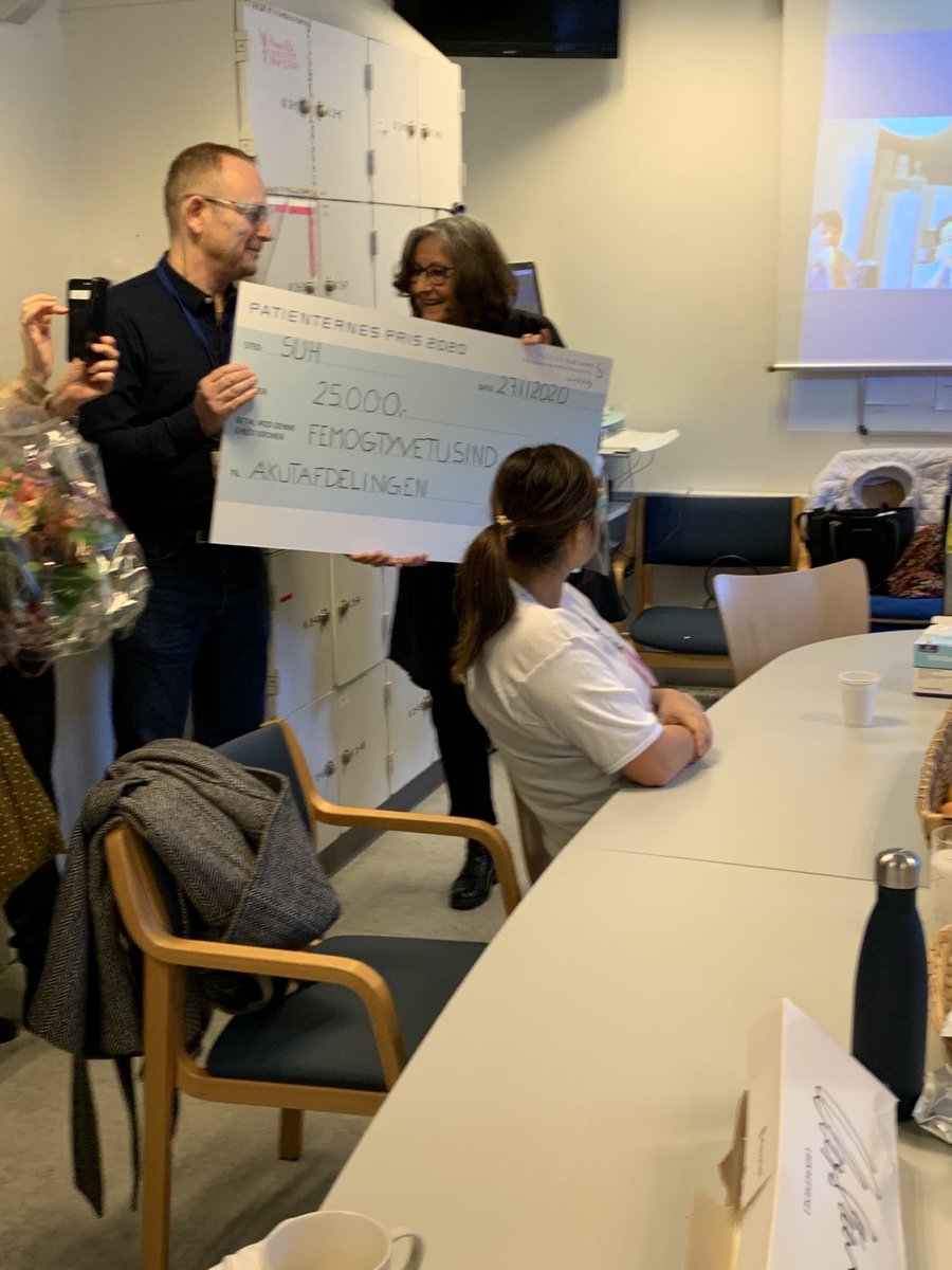 WurglerNiels's tweet photo. Patienternes pris og 25.000 kr. gik i år til personalet i Akutafdelingen. De mange indstillinger fra patienterne vidner om højt fagligt niveau, godt humør og empati! Og ja - de gro faktisk ind i skyerne. Hvor er det flot i en travl dagligdag 💪 ⁦@SUHhospital⁩ #sundpol ⁦ https://t.co/gNkkUuLrri