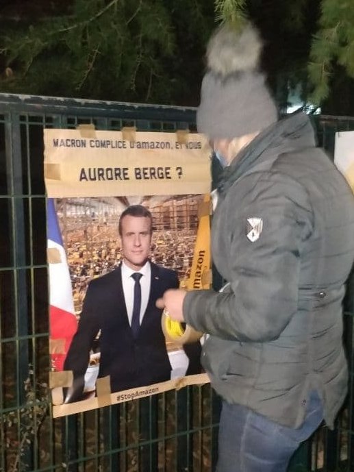 attac_fr's tweet photo. Cette nuit, partout en France, des activistes ont recouvert les permanences de députés LREM d'affiches leur demandant de ne pas être complice du développement d'Amazon.

C'est le lancement d'une semaine d'action #StopAmazon qui se déroule jusqu'au 4 décembre, jour du #BlackFriday https://t.co/ZHe7jbmDpQ