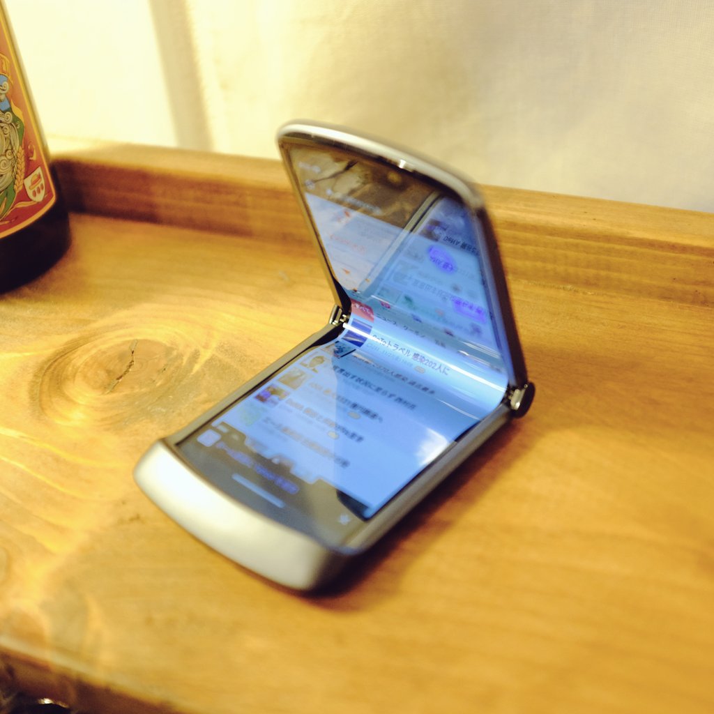 ついにアメリカから折りたたみスマホMotorola Razr 5G届いた!かっこよー!
思いのほかしっかりしてるし動作も軽快だ! https://t.co/EWdImuWHJg