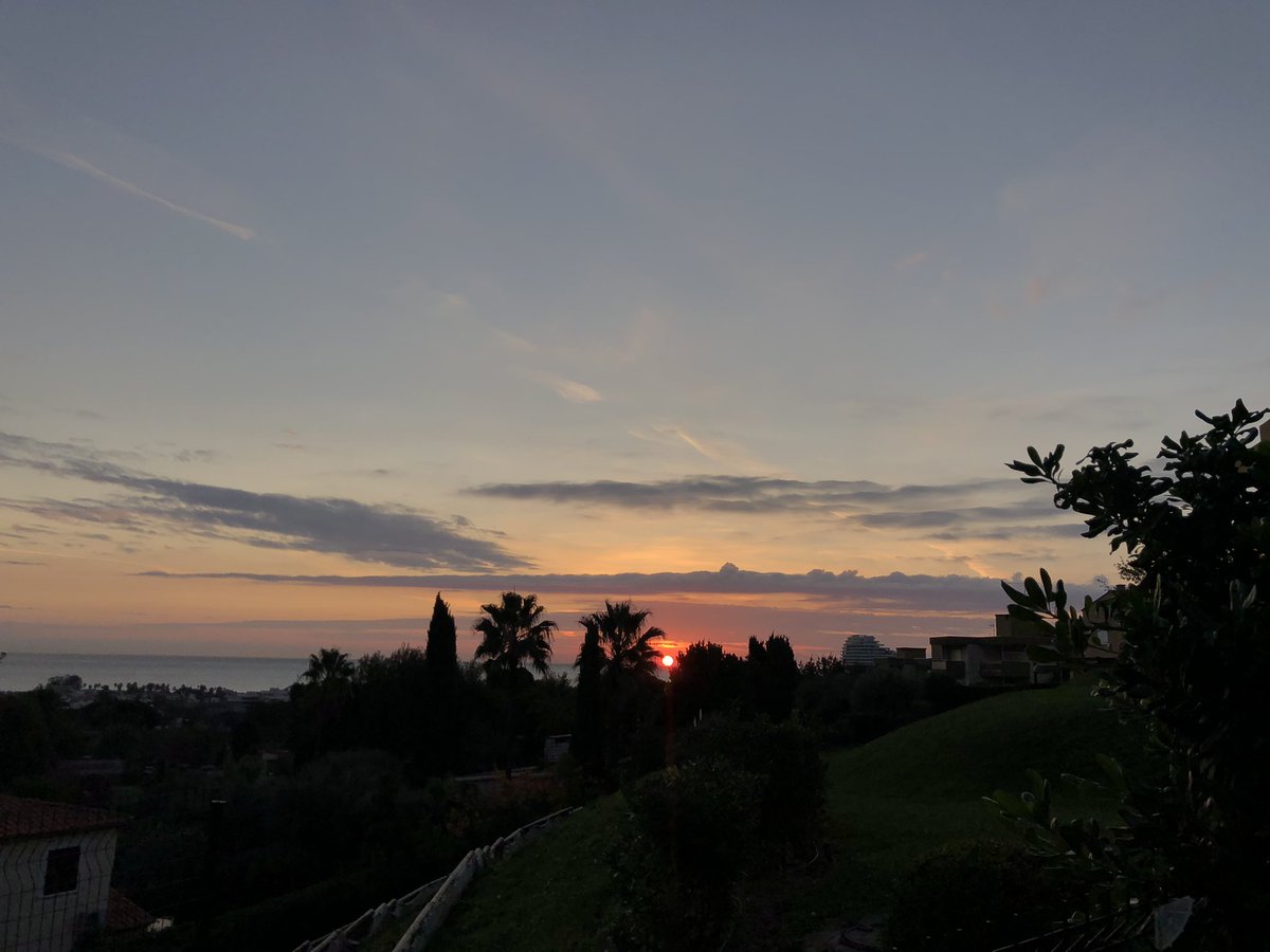 LauraImpa's tweet photo. Je meurs pour le lever du soleil vu de chez moi https://t.co/ONpoO9oDQE