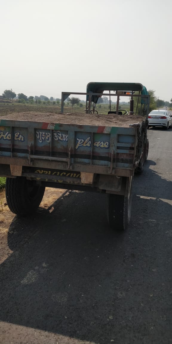 apbhatt_2270's tweet photo. રાણપુર તાલુકાનાં કુંડલી - બુબાવાવ વચ્ચેનાં રસ્તા ઉપર સધન ચેકિંગ હાથ ધરી ૩૨ ટન તથા ૩ ટન સાદી રેતી રોયલ્ટી વગર વહન કરતું ડમ્પર અને ટ્રેક્ટરને સીઝ કરવામાં આવ્યુ. 
@pkumarias @Collectorbotad @barwala_prant https://t.co/3cfxcAqZFt