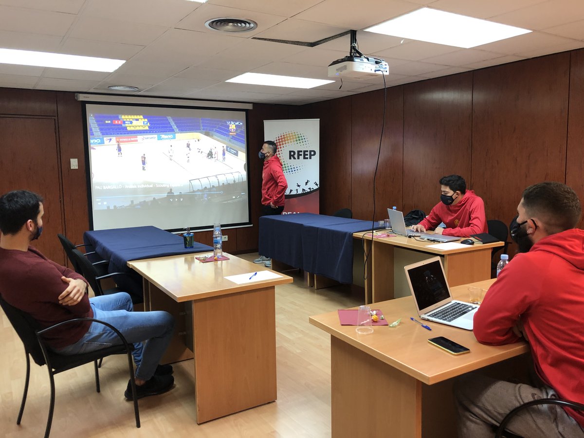 #HockeyPatines | El seleccionador nacional masculino, <a href="/ricardares9/">Ricardo Ares Lozano</a>, y su cuerpo técnico han empezado las reuniones individualizadas con los posibles escogidos del combinado nacional 🏑🤝

🔹 En la foto, <a href="/pauetibargallo8/">Pau Bargalló</a>, jugador del <a href="/FCBhoquei/">Barça Hoquei</a>, junto al "Staff" de la selección.