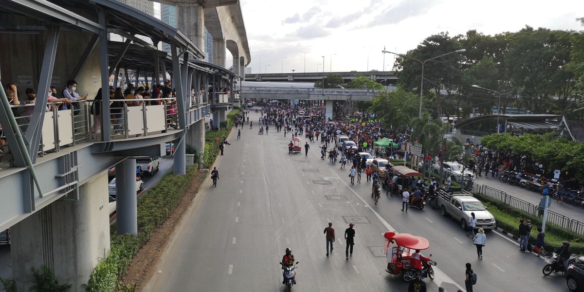 อัปเดต  #27พฤศจิกาไปห้าแยกลาดพร้าว - 16.30

- กลุ่มผู้ชุมนุมเริ่มมารวมตัวกันแล้ว
- รถเครื่องขยายเสียงมีมาแล้ว
- CIA มานานแล้ว