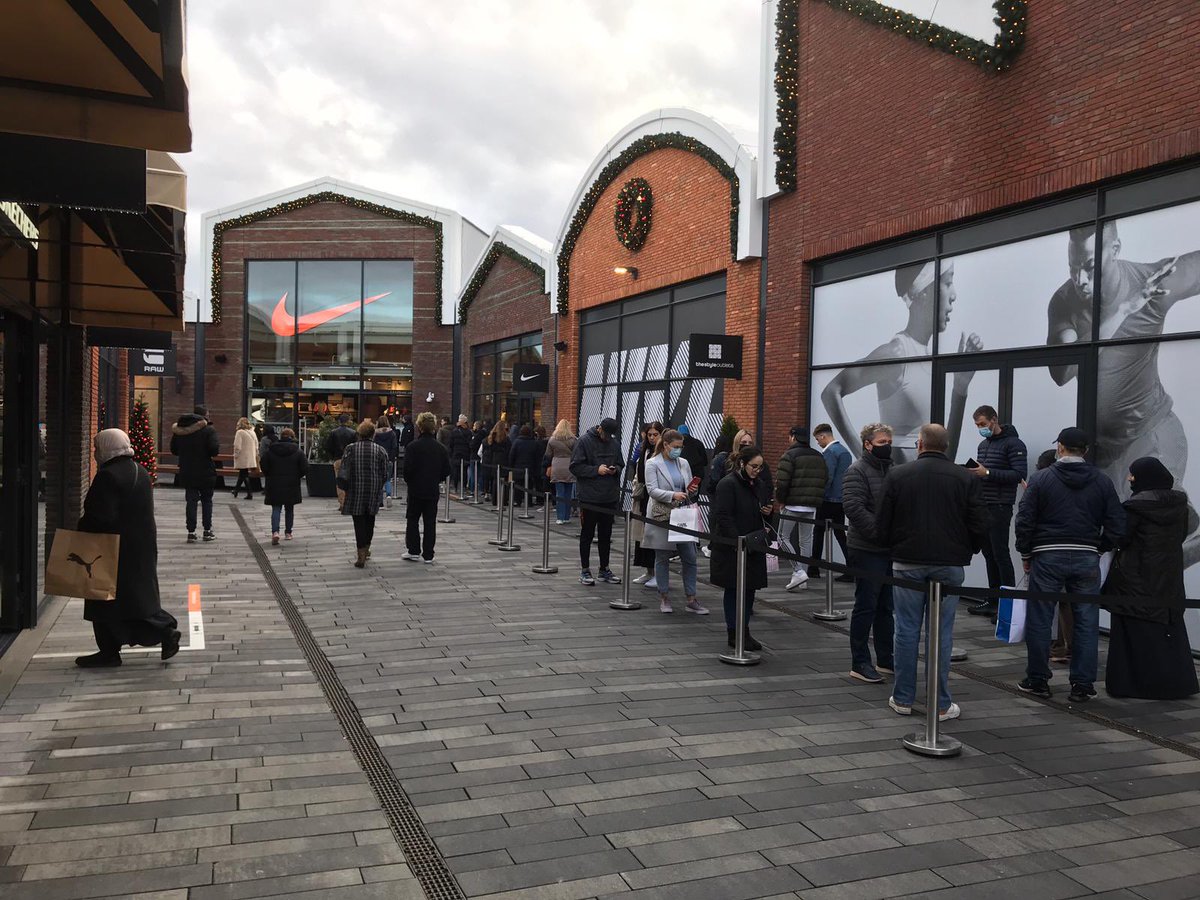 In de rij voor Nike in gisteren geopende Factory Outlet in Halfweg... #gespotdoorveldwerkerLocatus