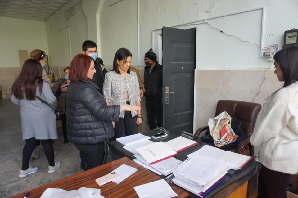 ՀՀ վարչ. տիկին, ԻՄ ՔԱՅԼԸ հիմնադրամի հգբրձ. խորհրդի նախագահ <a href="/wifeofArmPM/">Anna Hakobyan</a> շրջայց է կատարում ՀՀ-ում ԱՀ կառավ. օպերատիվ շտաբին կից, ՀՀ ԱԻՆ-ի վերահսկողությամբ և վարչական շրջանների միջոցով կազմակերպված, ինչպես նաև անհատ բարերարների, կամավորների ջանքերով գործող հում. օգն. կայաններում: