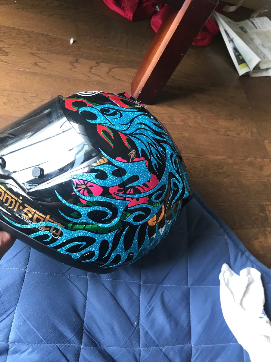 サトウナオミ よく紛れ込むヒト 関係ないけど わしのヘルメットの カッティングシート貼りのグラフィック見て こんな複雑なの 自分には無理 普通の 多分長方形の ステッカー貼るだけでもシワシワになるのに とか言う人も 大概センスがない