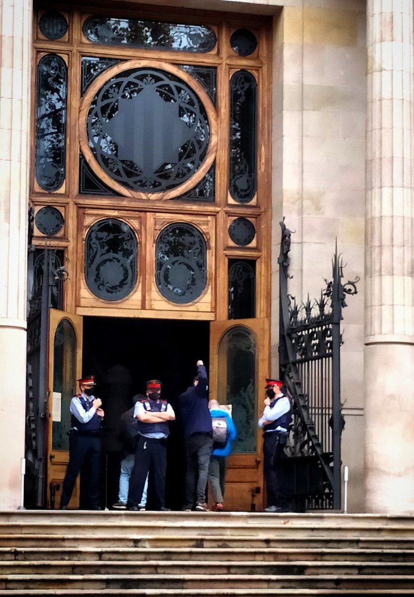 SPeriferica's tweet photo. Concentrades davant l 'Audiència, combatives davant la persecució de l'ús i la defensa dels drets fonamentals i fent costat a les companyes repressaliades.

#TombemLaSentència 
#AbsolucióVaguistes8n https://t.co/QYb3eVkkVV
