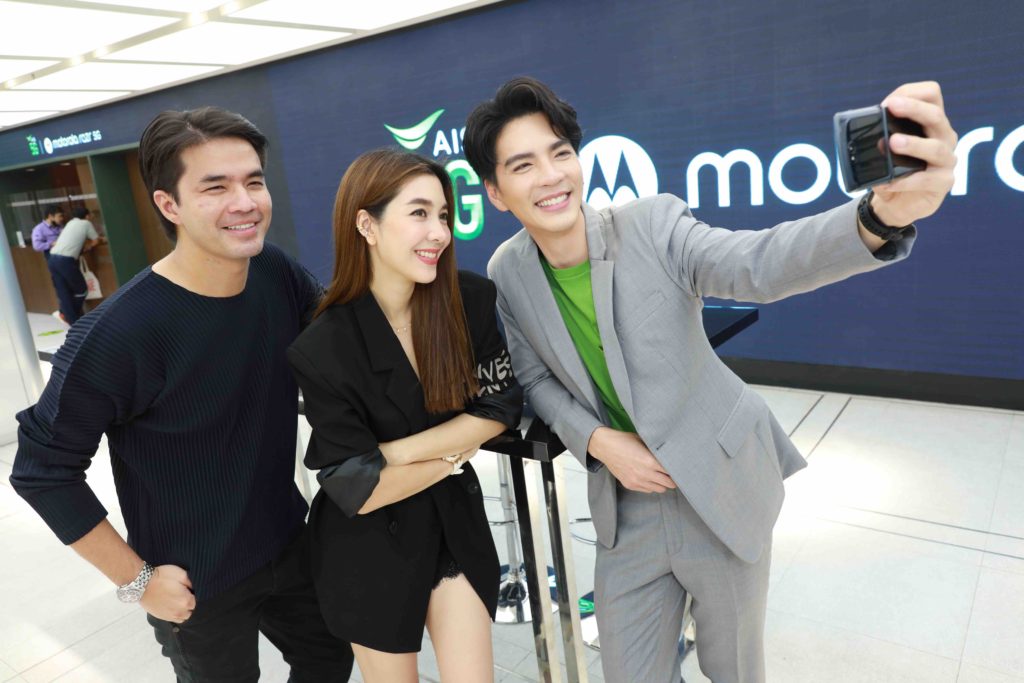 ‘วุ้นเส้น-ว่าน-นิว’ ตื่นเต้น เปิดประสบการณ์ motorola razr 5G สมาร์ทโฟนสุดล้ำคัมแบ็กเร็วและแรงบนเครือข่าย #AIS5G - https://t.co/WOiGbnjk5O #entknews https://t.co/2fjLJUfmTn