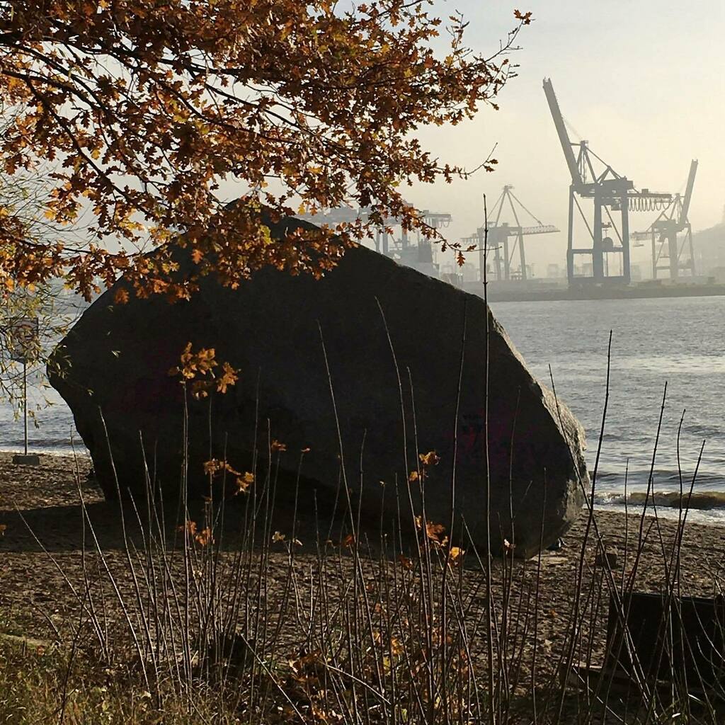 Sibilcita's tweet photo. „Ye Olde Swede“ granite rock from Sweden rolled down to (what became later) Hamburg in the Ice Age and came to a stop im #riverelbe.
Found in 1999 - dredging the waterway between the harbour and the North Sea - removed by a huge big crane and placed on t… https://t.co/7rIInsqFeM https://t.co/4vv7SkEJ5Z