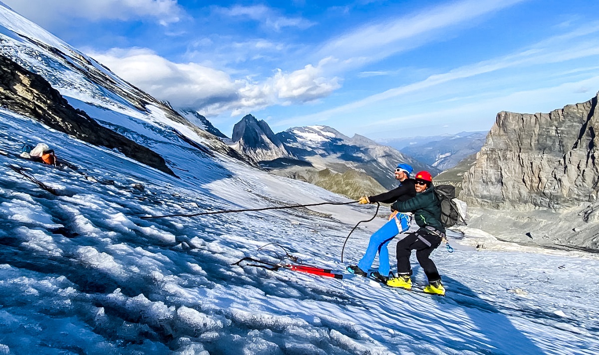 “I spent several hours perched precariously on a spine of ice between two crevasses, picking shards of glass and rusted tin cans out of the ice...”
Read the full story 👉 https://t.co/0Vk9QJMzRS
#Glacier #ClimateCrisis #ProtectOurWinters https://t.co/b4YMSjetKY
