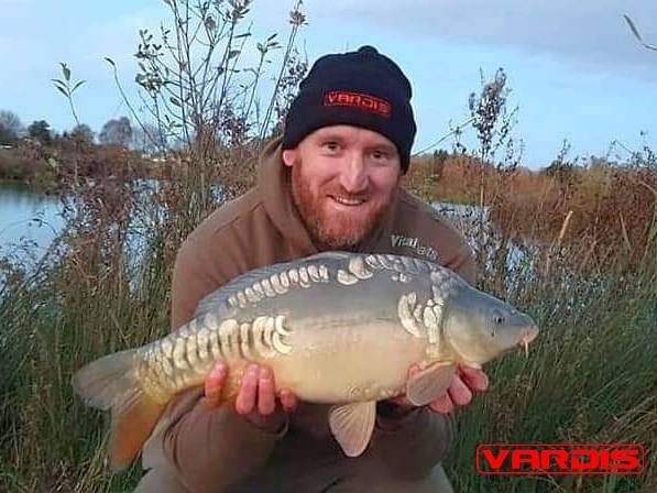 VardisTackle's tweet photo. Promo team member John Glasscoe managed a couple of very welcome little ones earlier this week.

John fished german rigs within pva bags.
Size 6 Grippers, moss green super soft hook link and downfall leaders.

#VardisTackle #NoNonsense #Theyallcount https://t.co/TT0bW0GpiN
