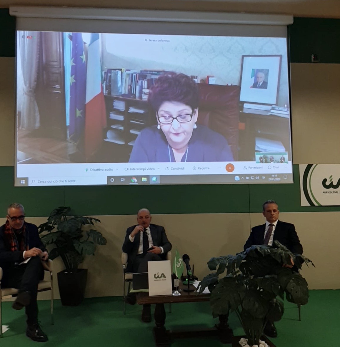 "Riprogettare il futuro è ineludibile e il mio assillo in questi mesi è stato solo uno: mettere in sicurezza la #filiera #agroalimentare, indispensabile per il #rilancio del Paese". Così la ministra <a href="/TeresaBellanova/">Teresa Bellanova</a> @Mipaaf_ all'#Assemblea nazionale di #Cia 👩‍🌾