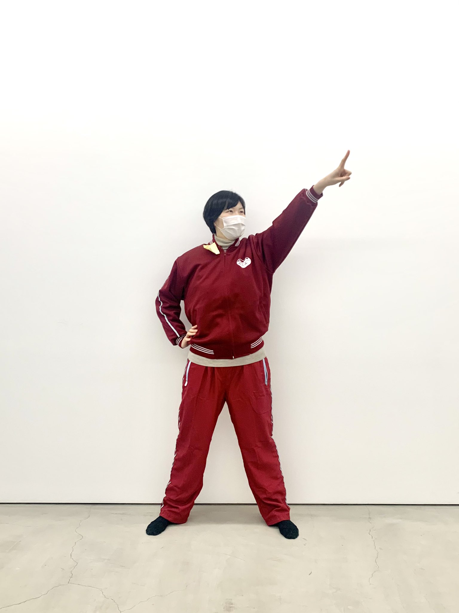 Yoshitomo Nara 奈良美智 そして今 まだまだ東京にいる 台湾製ジャージ のデザインを考え始めました 台湾から送られてきた学校ジャージのサンプル これから色や胸のロゴ イラストなんかを考えます T Co 3ol59nr9kp Twitter