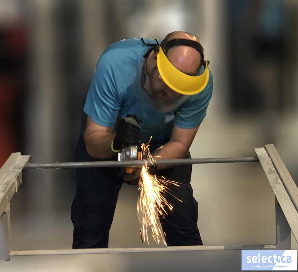 SelecticaES's tweet photo. Estructuras de #aluminio #ranurado, programación en #LabVIEW, cuadros eléctricos... Detrás de cada servicio que brindamos hay profesionales que día a día dan lo mejor de sí mismos. En la foto uno de nuestros trabajadores cortando con radial un tramo de una cinta transportadora. https://t.co/4mPx4aMPOO