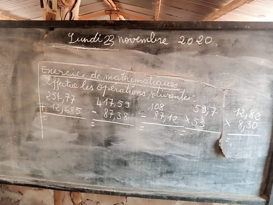 Gbagbo_TTC's tweet photo. "Selon la @Banquemondiale la #cotedivoire est aux portes du paradis" dixit @AOuattara_PRCI sur @France24_fr et @RFI le 27 oct dernier. 😂😂
Ici École primaire OUNANGAKAHA à 34km de #KORHOGO dans la Nord du Pays dans le fief même de #Ouattara
#Civ225 #PaysDeMerde #mytho https://t.co/wyfIMeBOBo