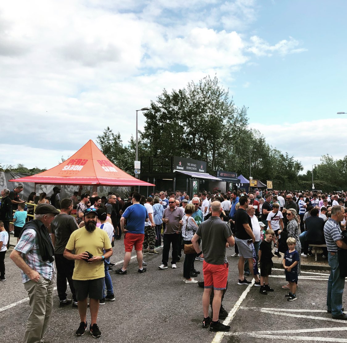 bluecollarfood's tweet photo. THREAD: RFC NEWS: We’re gutted to let you know that @readingfc have decided not to renew our contract for the outside catering at the Mad Stad, with the caterer who sells the food &amp; beer inside the ground now also controlling the outside areas too https://t.co/rvKs6hWw4U