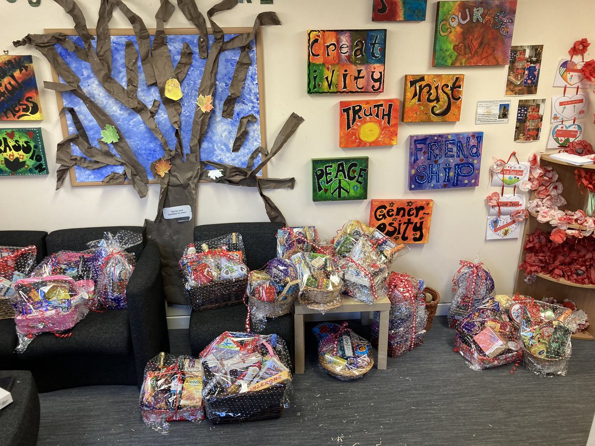 KerryHall6's tweet photo. @RedmarleyPA Thank you so much for all the Hamper donations. We have managed to make 19 Hampers! 🎅🏻🎄🎄 https://t.co/ZKc0vMluSg