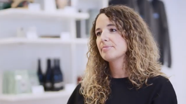 Bitkom_Retail's tweet photo. Wie man das Online- mit dem Filialgeschäft verknüpft, zeigt uns Lisa Paulus mit dem #StartUp fulfillmenttools by @rewedigital. Ein wichtiger Baustein für #Omnichannel Händler mit flexibler Wahl des Versanddienstleister.🛒📦
#drc20 #transformweek20 https://t.co/egyKfq4ota