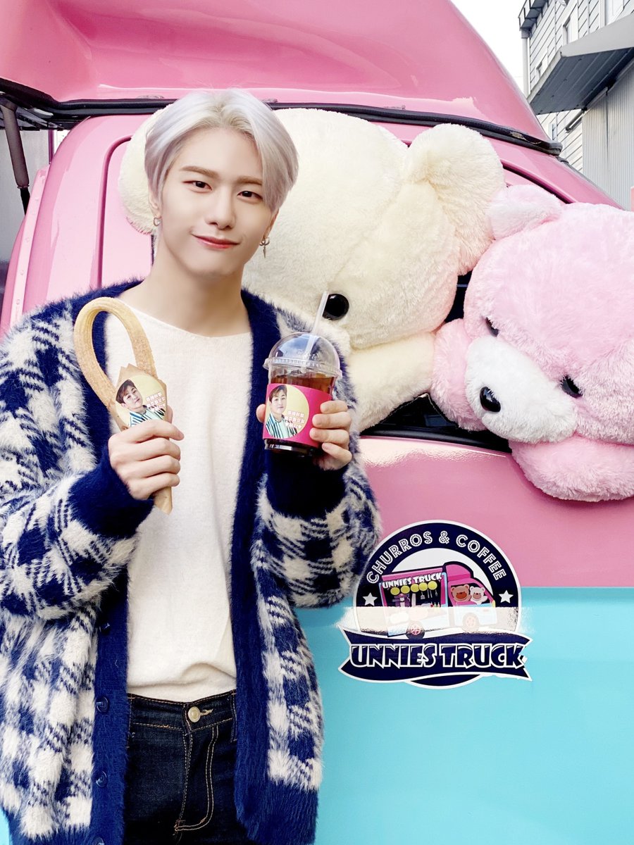VICTON1109's tweet photo. [#빅톤]
🎥 ‘#다시_부를_각’ Live Clip
빅토니 깜짝 비하인드 도착💙💛
비주얼로 드라마 찍고 간 딸기 뿅아리! &amp;
제목처럼 진짜로 밤을 샌 우야와 세세! &amp;
(스케줄 상 단사를 함께 못 찍었지만😂)
각 선배님의 커피차 선물로 신난 시기!
각 선배님의 10주년 정말 축하드려요
💙🧚🏻💛

#VICTON #HuhGak https://t.co/Pcj6gWQSAq