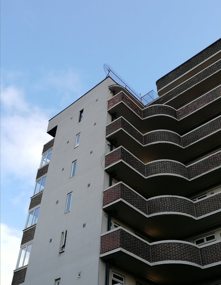 AmalaAnyika's tweet photo. Regent Court flats in Hillsborough, Sheffield
#buildings #architecture #design #1930s #housingcomplex #flats #apartments #artdeco #streamlinemoderne #lines #horizontal #vertical #curves #workthoseangles #sunshine #bluesky #blueskies #sheffield #photography https://t.co/Ol1aQVaBks