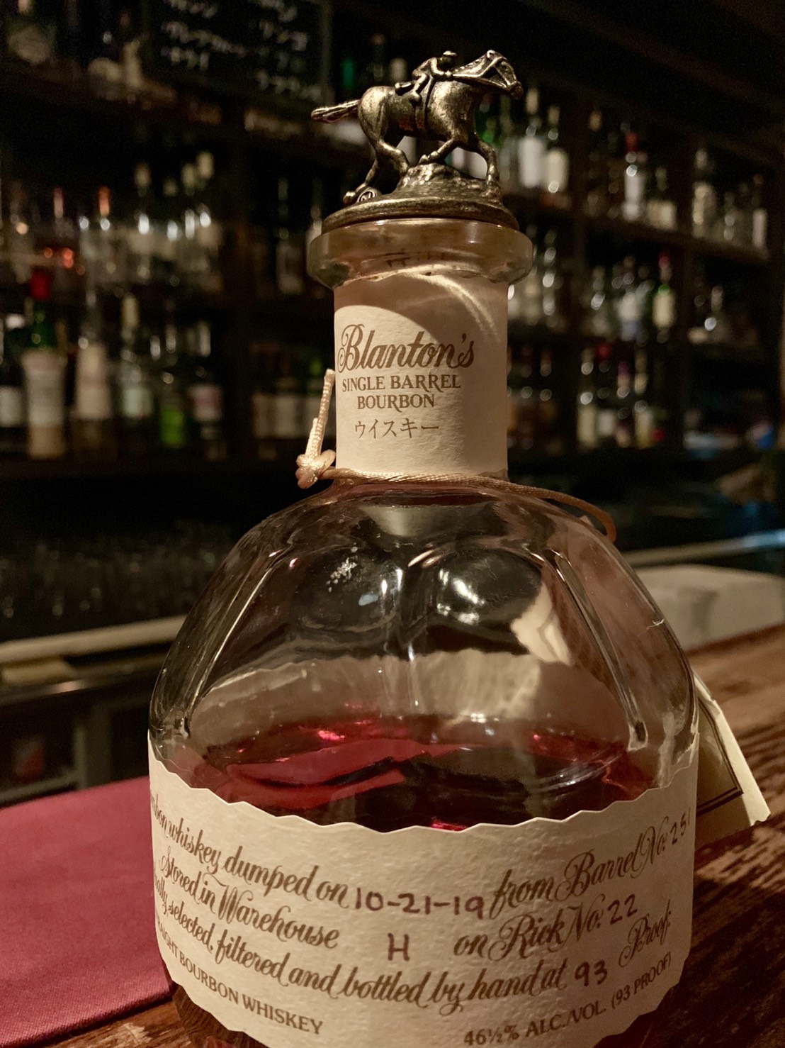 Bar Socie 先日の営業で 競馬の予想を熱弁されているお客様がおりました 競馬好きな方にはコチラを ウッドフォードリザーブ ケンタッキーダービーの公式バーボンで ミントジュレップ等のカクテルが人気です ブラントン キャップには 騎手と馬を