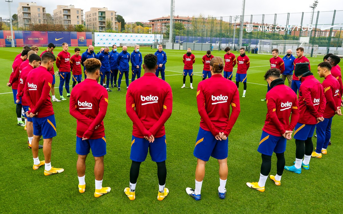 FCBarcelona's tweet photo. 🙏 Maradona remembered in training https://t.co/lEGFhqH9EZ