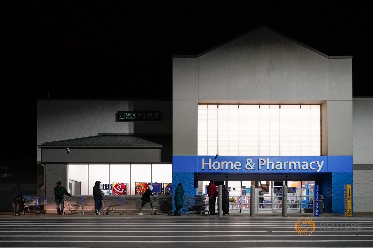 BryanWoolston's tweet photo. A smattering of shoppers wait for the doors to open, in hopes of #BlackFriday savings, at @Walmart in #LaGrangeKY, November 27, 2020. @REUTERS / Bryan Woolston @reuterspictures https://t.co/gXoARBY1ep