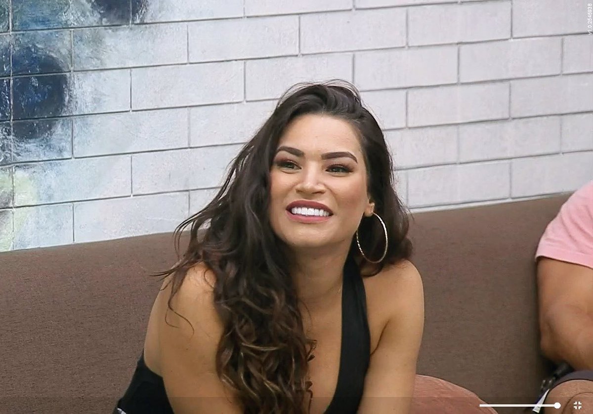 ViFerro's tweet photo. Eu particularmente não assisto mais o programa #AFazenda12 
Como assim tiraram Raíssa ao invez do mariano??? vem #BBB21 surrar o bispo vem https://t.co/5Ql5UsB5LM