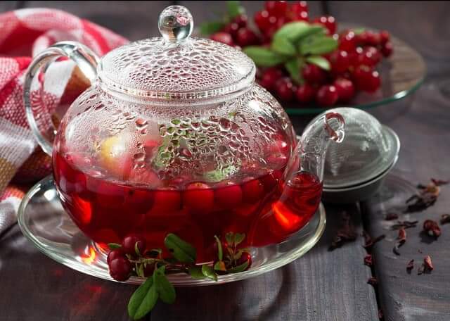Чай с фруктами и ягодами. Зимний ягодный чай каркаде. Фруктовый чай. Чай с брусникой. Фруктово-ягодный чай.