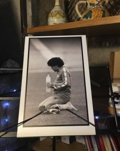 SANTA MARADONA - il nuovo post di <a href="/chiaragily/">Chiara Gily</a> sul suo blog "Una napoletana a Trieste" - Lo trovate su <a href="/il_piccolo/">Il Piccolo</a> ! …te-ilpiccolo.blogautore.repubblica.it/2020/11/26/san… #Trieste #Napoli #Maradona #AD10S #maradona10