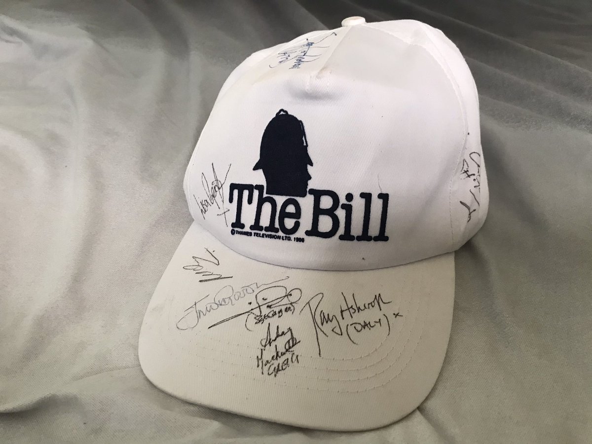 Another Item added to my #TheBill Memorabilia, a #Signed Cap by several members of the Cast.
Lisa Geoghan (WPC Paige), Seeta Indraini (WPC Datta), Andrew Mackintosh (DS Greig),Ray Ashcroft (DS Daly), Kevin Lloyd (DC Lines), Eric Richard (Sgt Cryer), Trudie Goodwin (Sgt Ackland). https://t.co/VK83f4au3D