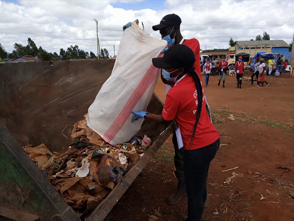 SoyianCate's tweet photo. #EUAmrefCleanUpKE 
#Angamizacoronaug 
@YEDNetworkKe 
@Amref_Kenya 
The Earth is what we all have in common. So it is our responsibility to ensure it is clean and favorable to live in. A clean environment is a safe environment 👊 https://t.co/QRKweb9LjR