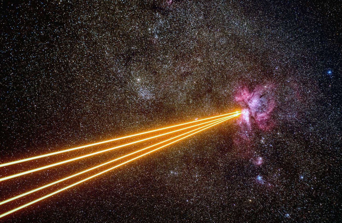 2/ Yes, those are in fact giant lasers! Astronomers use them to create artifical guide stars to improve the resolution of their telescopes. The tech behind this sounds like Star Trek, but it's *real*.