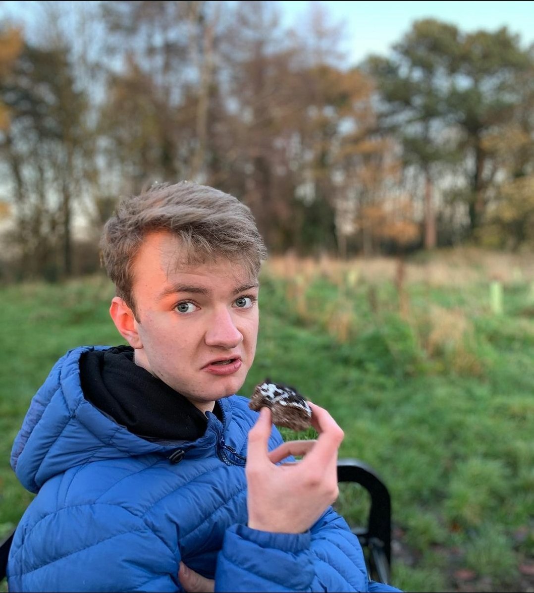 forget tommy and his red shirt, its tommy and his blue puffy jacket it always has been.