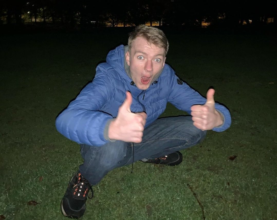 forget tommy and his red shirt, its tommy and his blue puffy jacket it always has been.