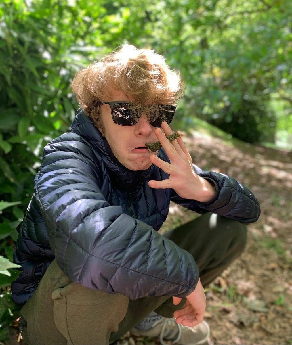 forget tommy and his red shirt, its tommy and his blue puffy jacket it always has been.