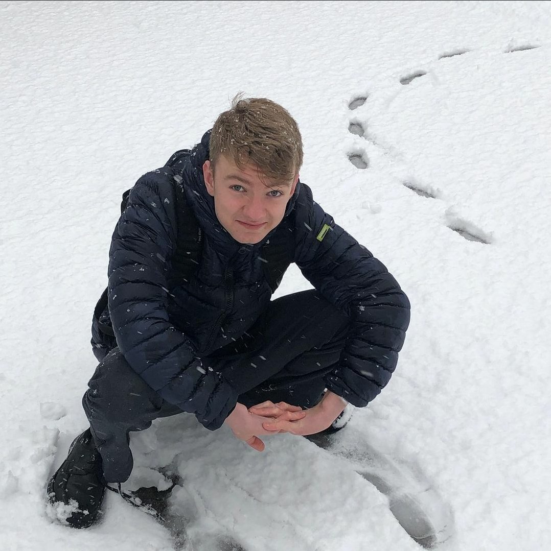 forget tommy and his red shirt, its tommy and his blue puffy jacket it always has been.