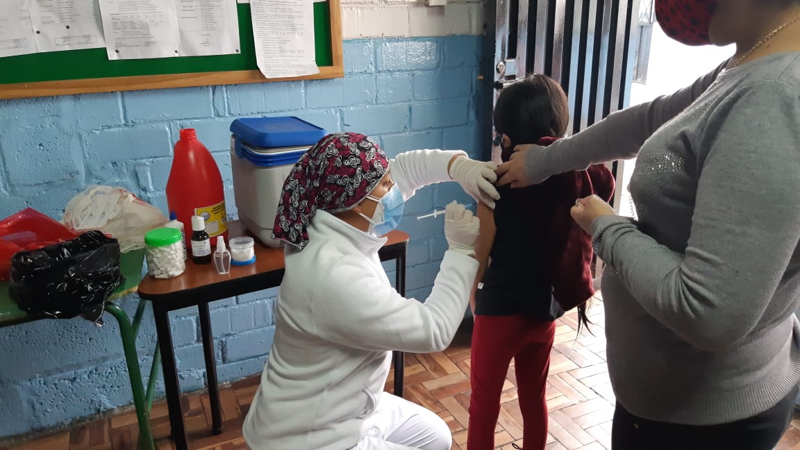 CharijNelson's tweet photo. #Vacunación | 📌 Un grupo de estudiantes de quintos años de la institución educativa fiscal Osvaldo Vaca Lara, del Distrito Eloy Alfaro, fueron beneficiarias del programa de vacunación contra el papilomavirus. La atención se cumplió con los protocolos de bioseguridad. https://t.co/ItnbSJZr5S