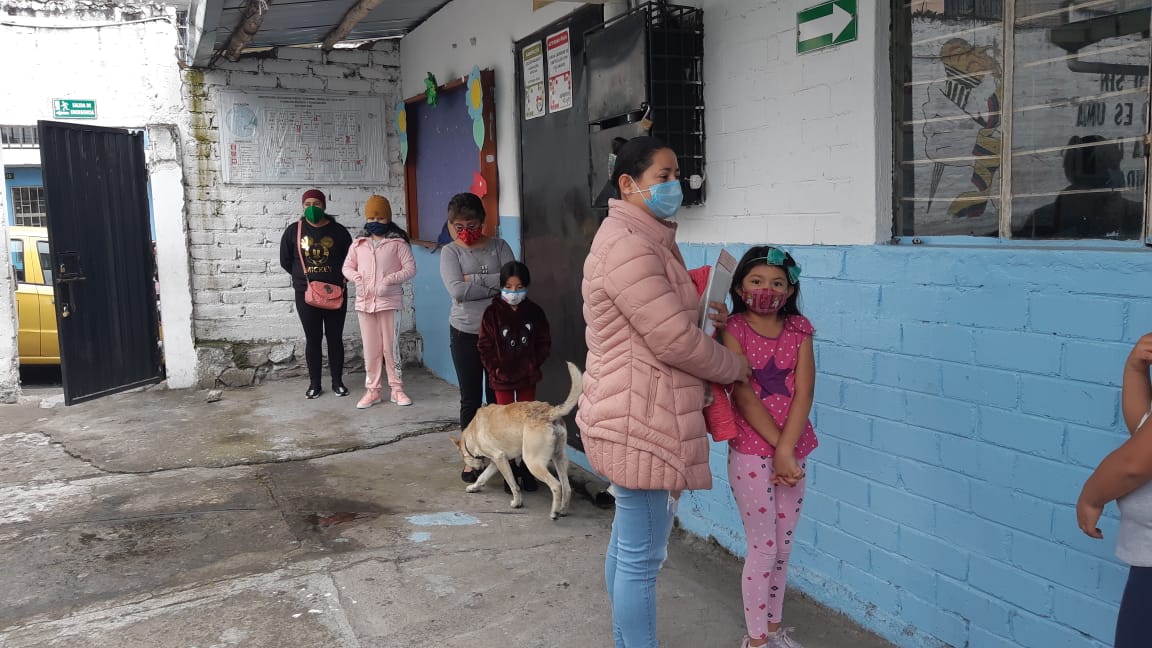 CharijNelson's tweet photo. #Vacunación | 📌 Un grupo de estudiantes de quintos años de la institución educativa fiscal Osvaldo Vaca Lara, del Distrito Eloy Alfaro, fueron beneficiarias del programa de vacunación contra el papilomavirus. La atención se cumplió con los protocolos de bioseguridad. https://t.co/ItnbSJZr5S