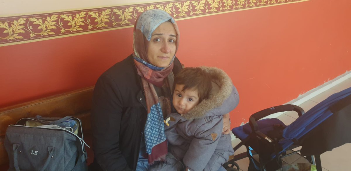 Ege Ün. psikoloji mezunu Burcu Kara ve oğlu Ömer Sait'in bugün Pasinler Adliyesi'ndeki son hali. Şu anda hastanede mahkum odasındalar. Kovid test yapılmış. Bir iki güne Erzurum E Tipi'ne gidecekler. 

Anne mahkumiyetinde 18 aylığa kadar bebeklerin hapse girmesi yasaya aykırı!!!