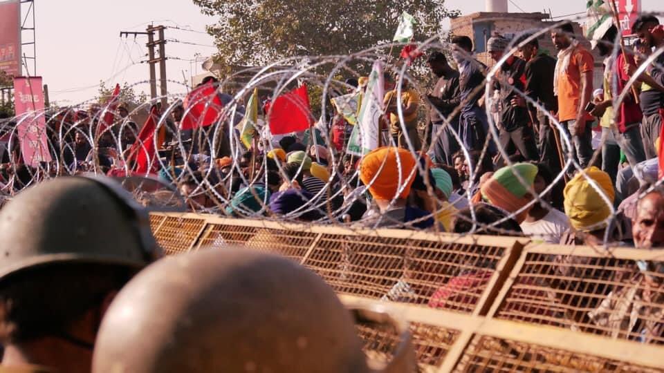 kawalpreetdu's tweet photo. Some of the iconic pictures from the organic and massive protests led by Farmers in India today. Even though the central government tried everything to scare them off, the Farmers bravely faced it to register their opposition to the pro-corporate, Farm Bills. https://t.co/04z6jG8e0n