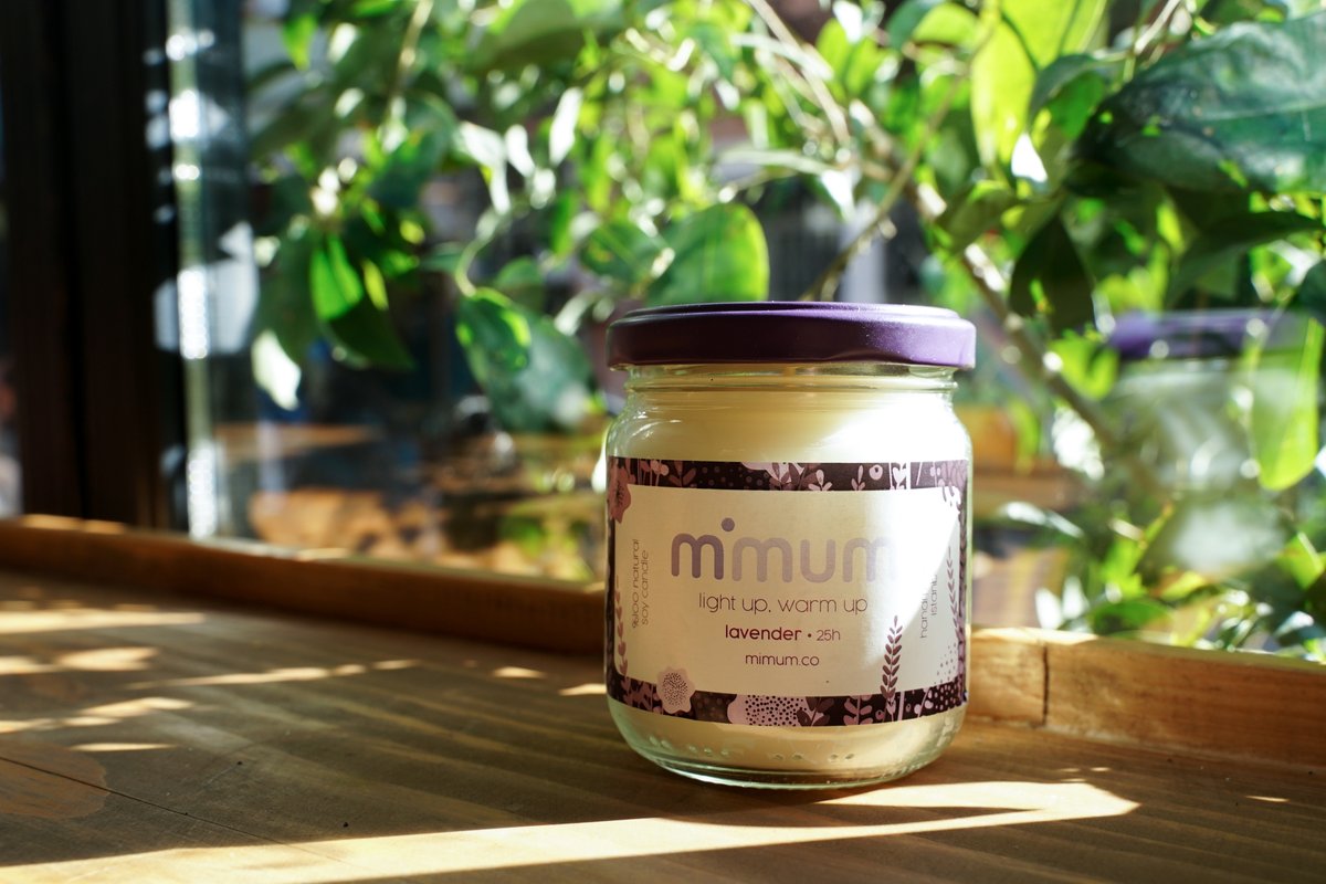 oğal içeriğimle ahşap masa ve yeşilliğe arkadaşlık ediyorum 🍃🍃

with my organic composition, i keep company with wooden tables and greenery 🍃🍃

#mum #kokulumum #doğalmum #soyamumu #candle #soycandles #scentedcandles #scentedcandle #homedecor