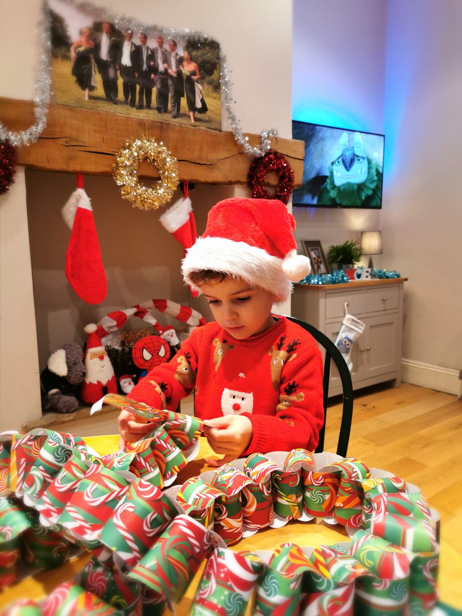 ReubenHB3's tweet photo. @ParkMalmesbury Really feeling super pleased with todays Special Friday Challenge! I'm helping the teacher's to decorate the classroom by making a paper chain at home! #malmesburypark #homelearning #fs2 #dragonflies https://t.co/tP2c8hFoto