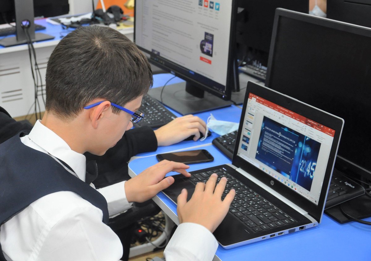 В IT-хакатоне Центра цифрового образования детей #ITCube63 приняли участие 27 команд Самарской области. Среди них 2 сборные нашего лицея защитили свои проекты с социально значимыми приложениями и сервисами.
Команда 9 тех. класса стала победителем!🏆
Гордимся их достижениями!👏